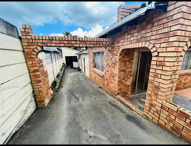 4 BEDROOM HOUSE FOR SALE IN NEWLANDS WEST